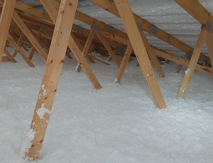 Zateplení stropu budovy se sedlovou střechou pomocí foukané izolace 